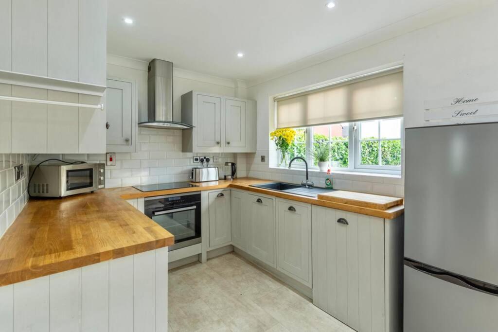 A Cheerful Three Bedroom House In Leafy Lytham Lytham St Annes Extérieur photo