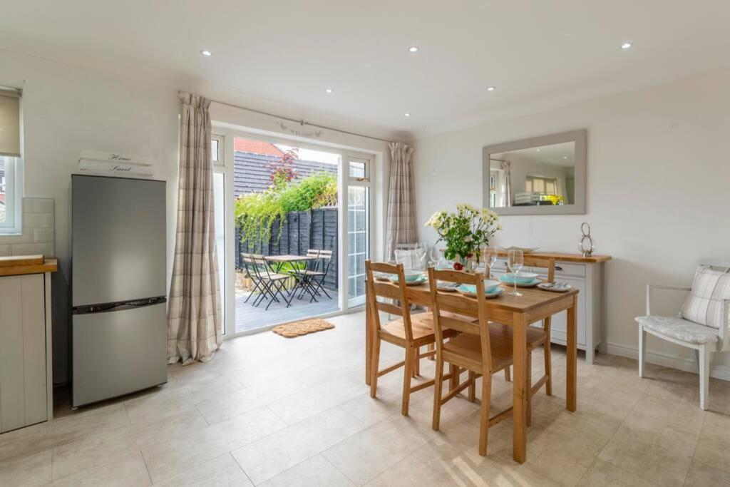 A Cheerful Three Bedroom House In Leafy Lytham Lytham St Annes Extérieur photo