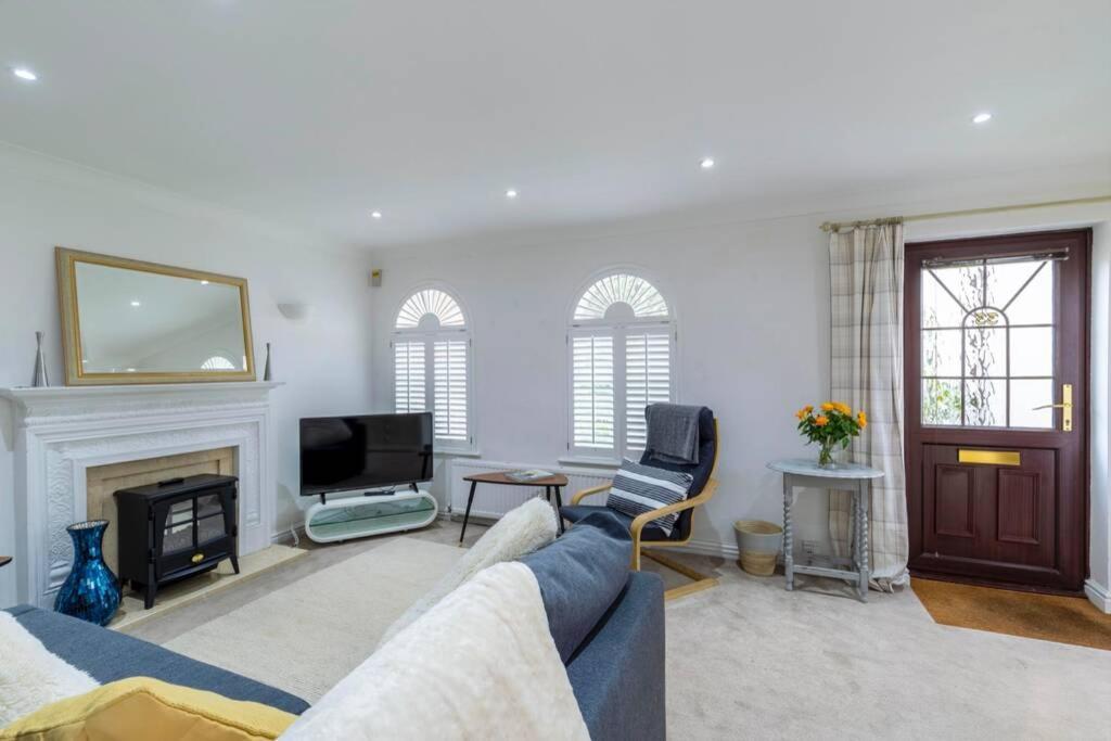 A Cheerful Three Bedroom House In Leafy Lytham Lytham St Annes Extérieur photo